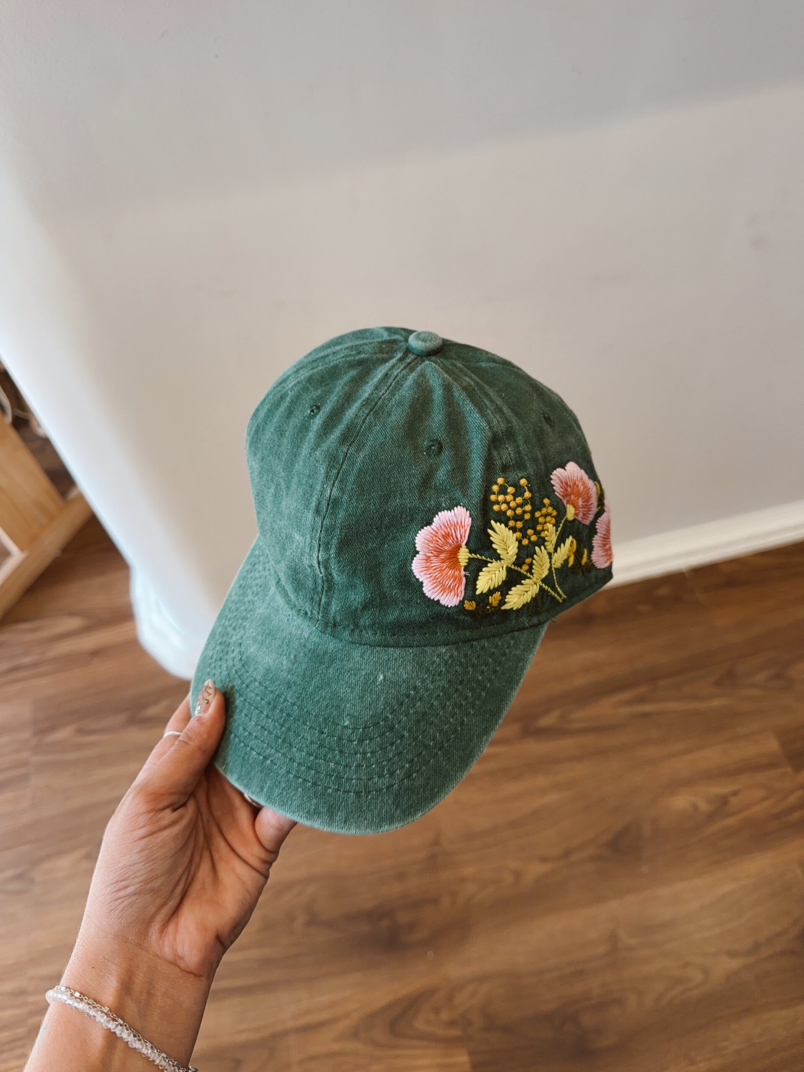 GORRA BORDADA FLORES VERDE - Image 2