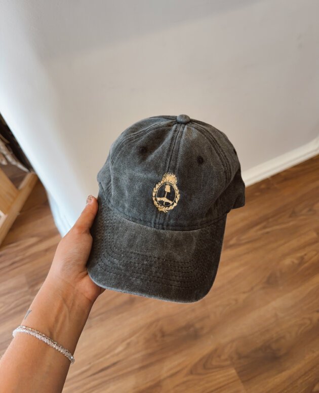 GORRA ESCUDO NACIONAL BORDADA GRIS