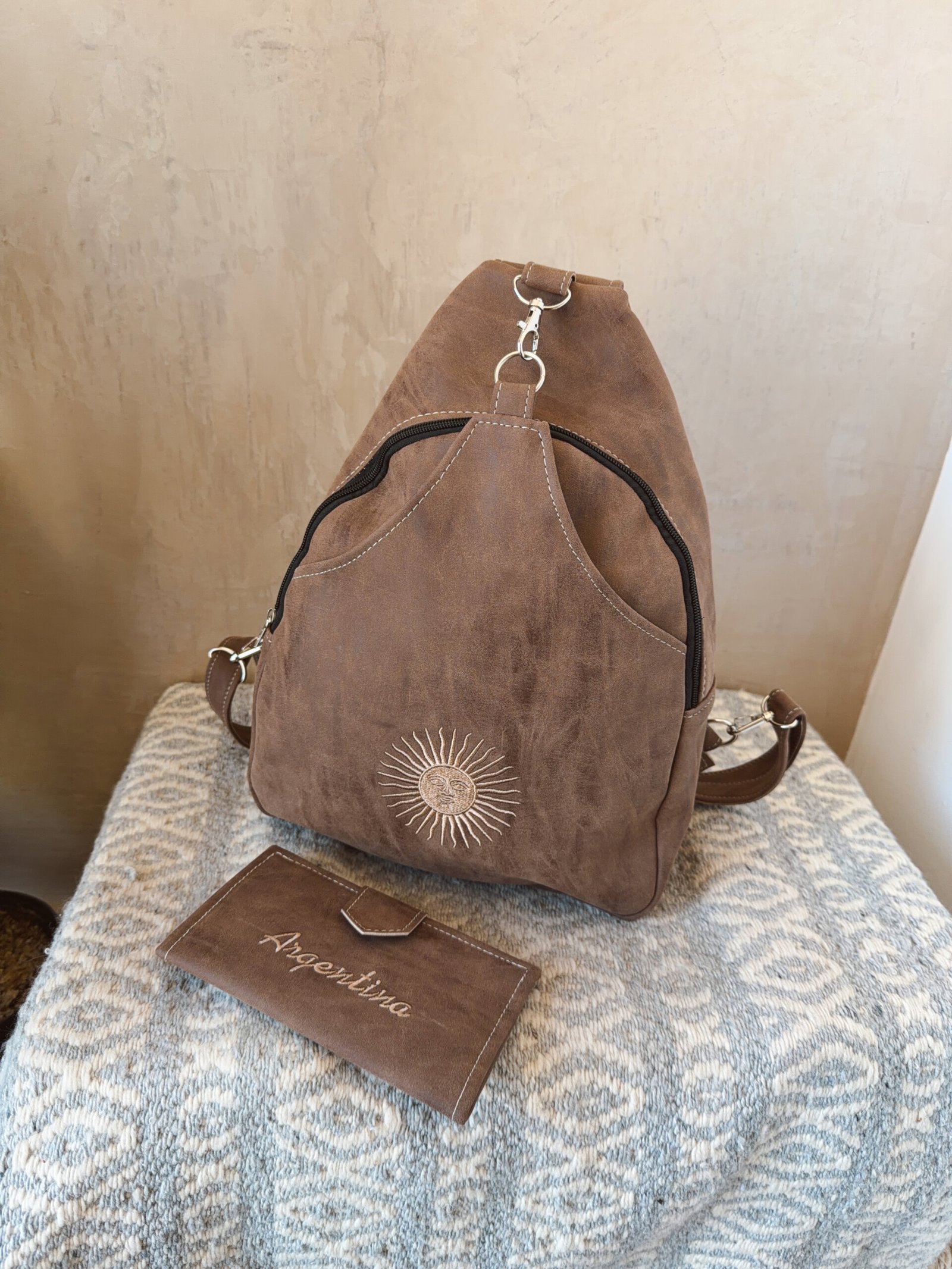 MOCHILA MARRON SOL BORDADA - Image 4