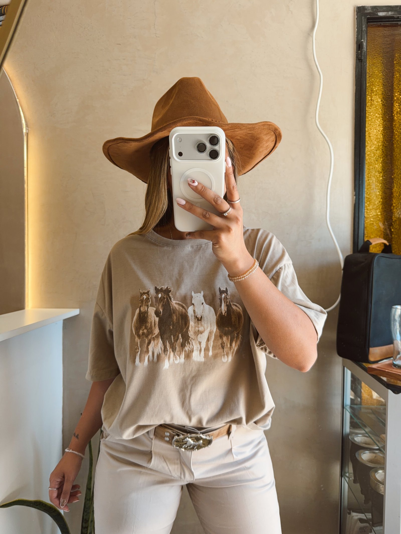 REMERA CABALLOS BEIGE