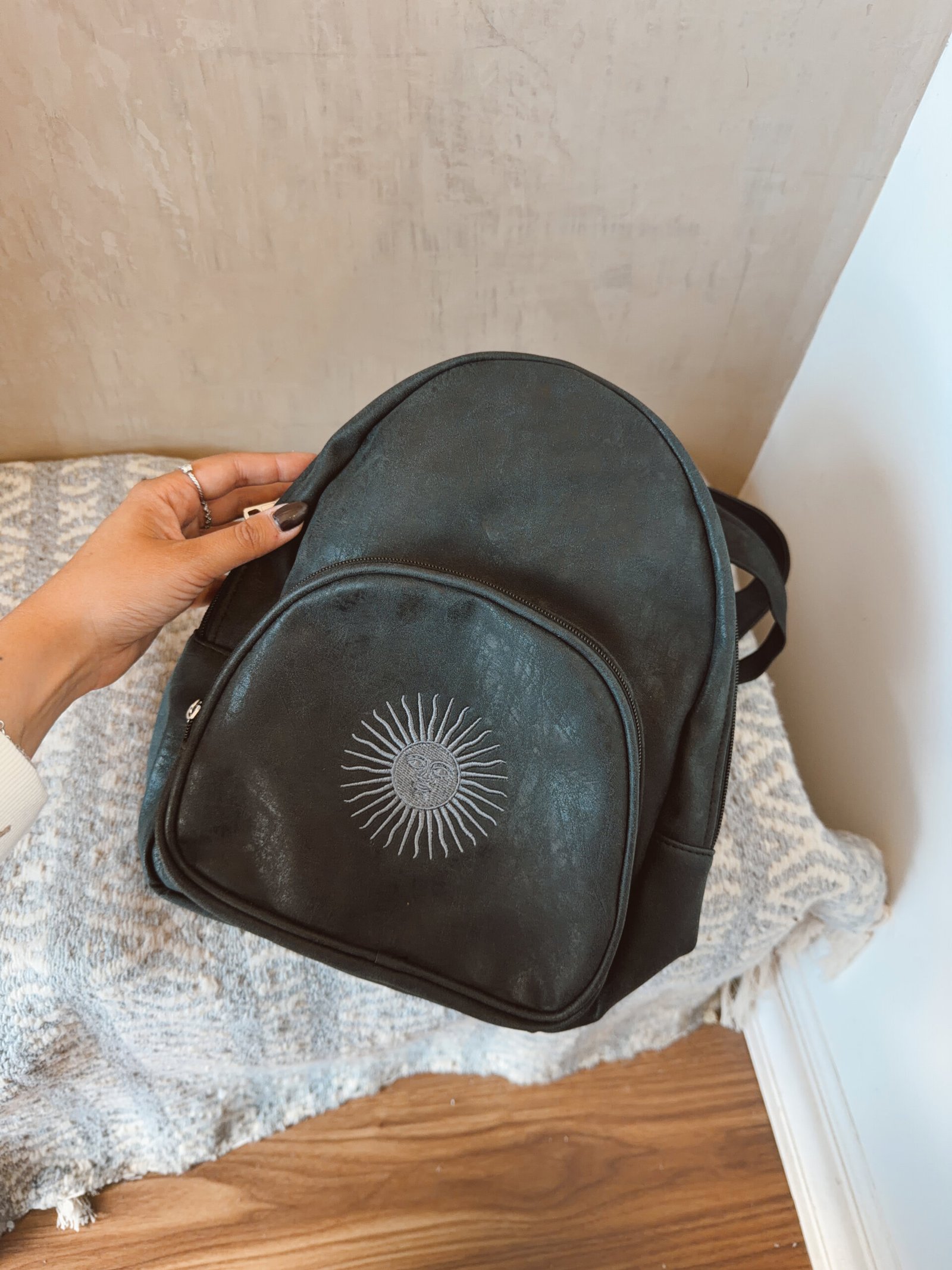 MOCHILA NEGRA SOL BORDADA