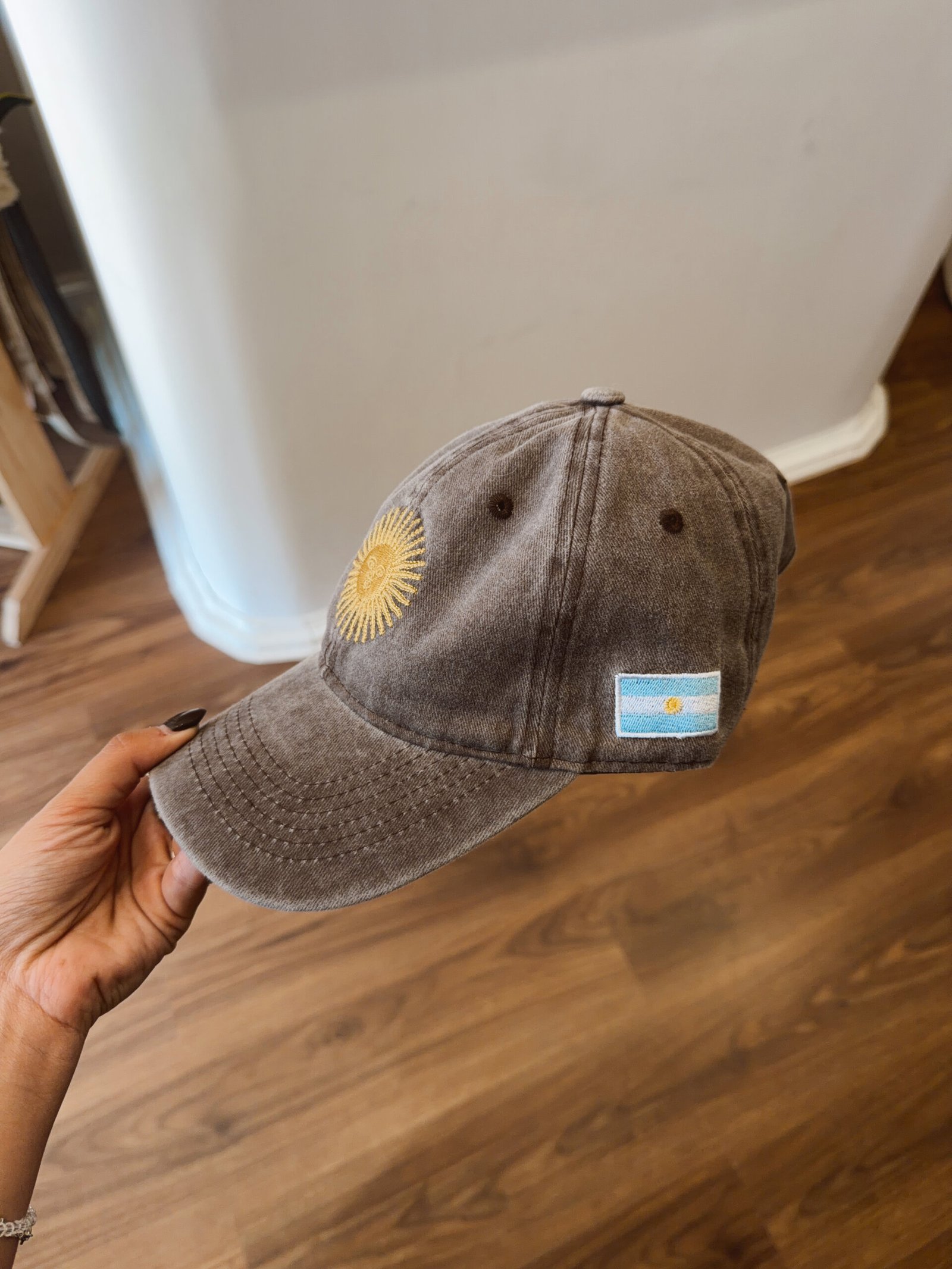 GORRA BORDADA LISA MARRON CON BANDERA Y SOL - Image 2