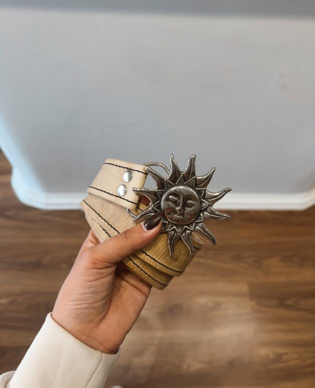 CINTO SOL CON CARA PLATEADO CUERO CRUDO COCIDO