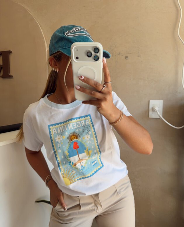 REMERA ALGODON ESTAMPILLA CUELLO CELESTE