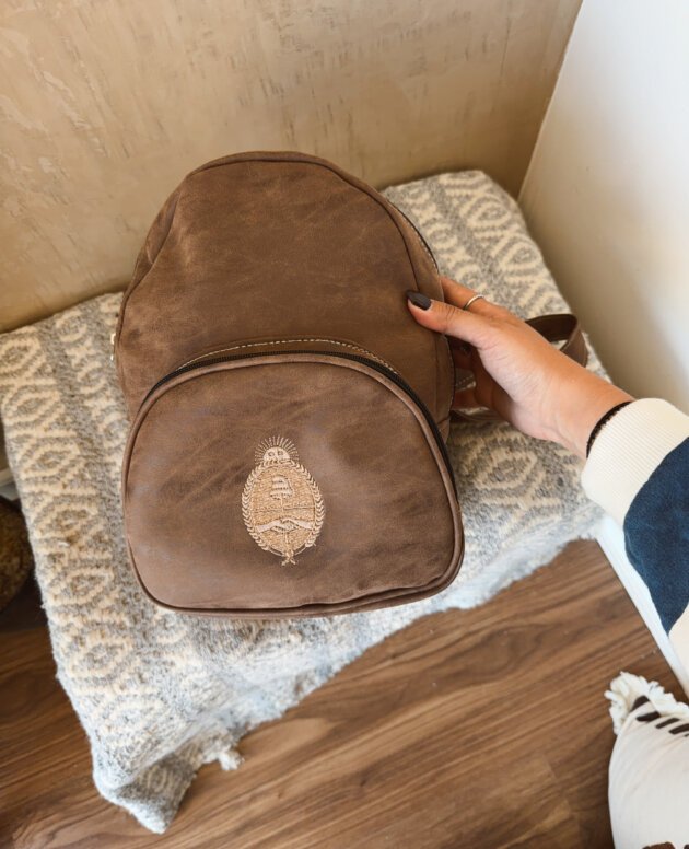 MOCHILA MARRON ESCUDO BORDADA