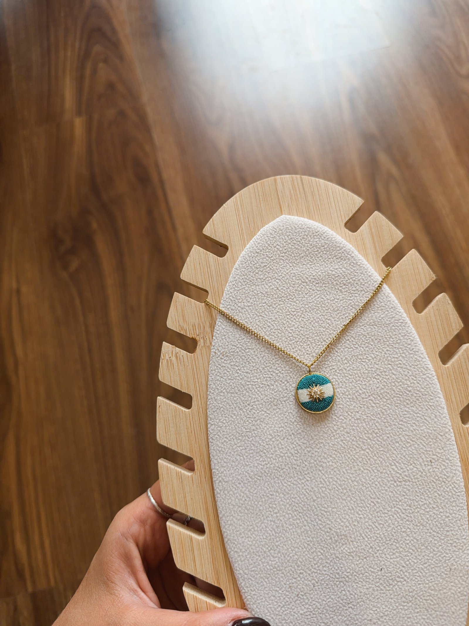 COLLAR MONEDA DORADO ACERO