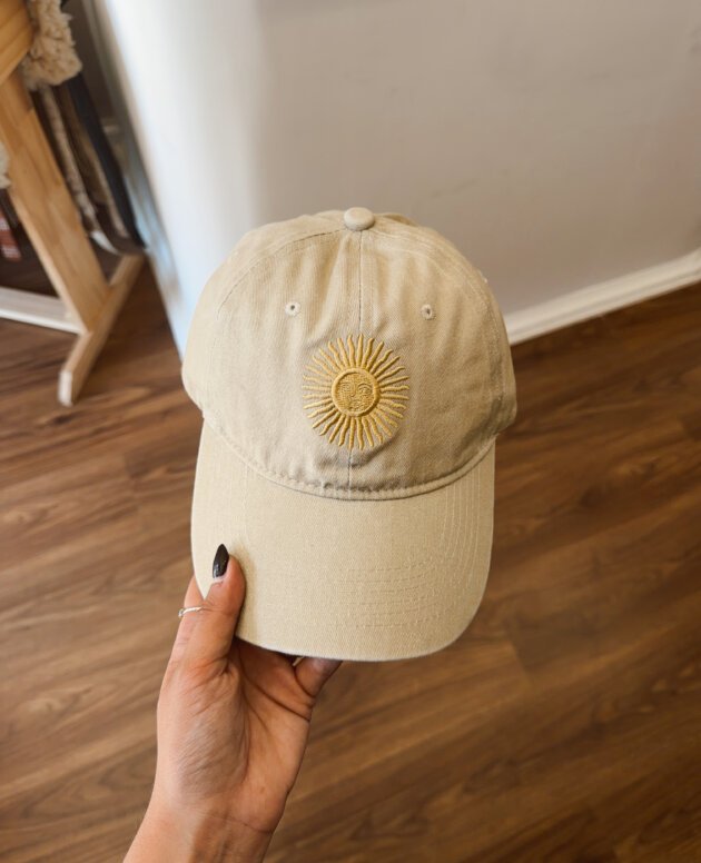 GORRA BORDADA LISA NATURAL