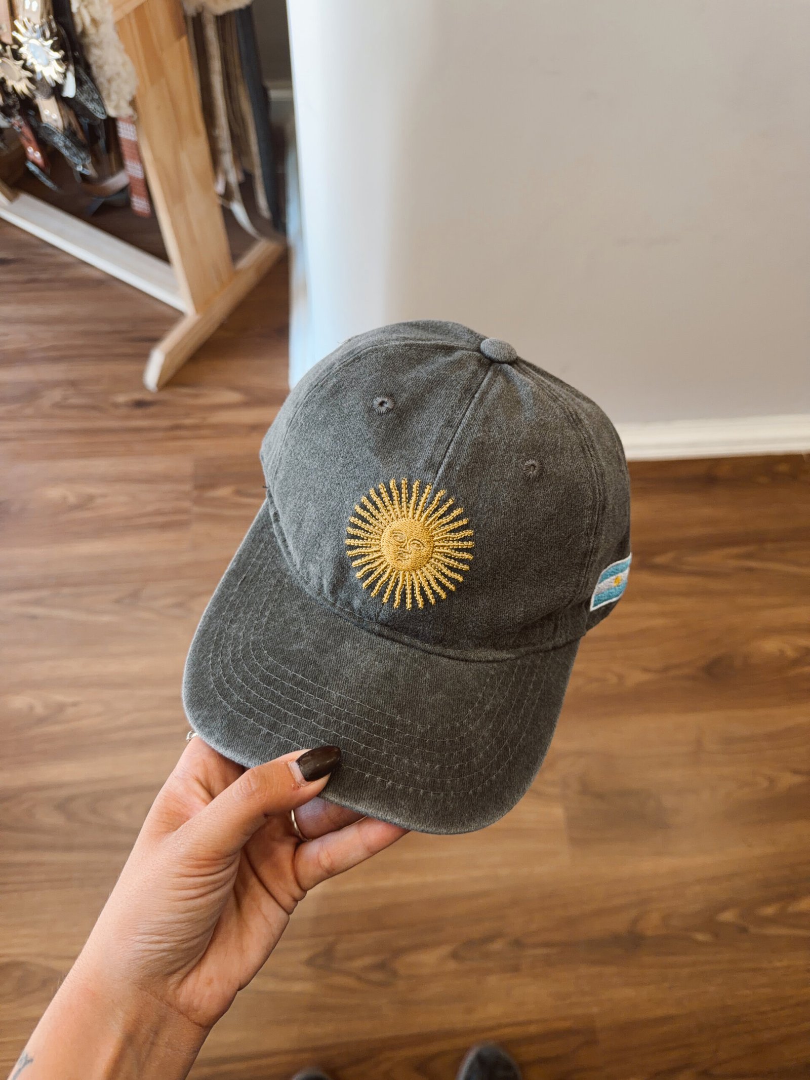 GORRA BORDADA LISA GRIS CON BANDERA Y SOL