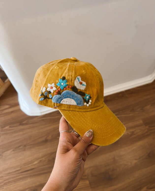 GORRA BORDADA FLORES MOSTAZA