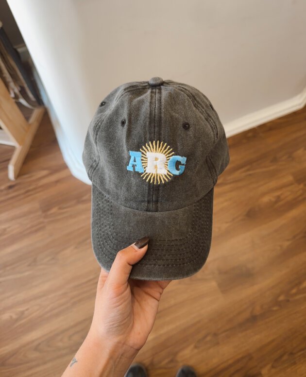 GORRA BORDADA ARG GRIS