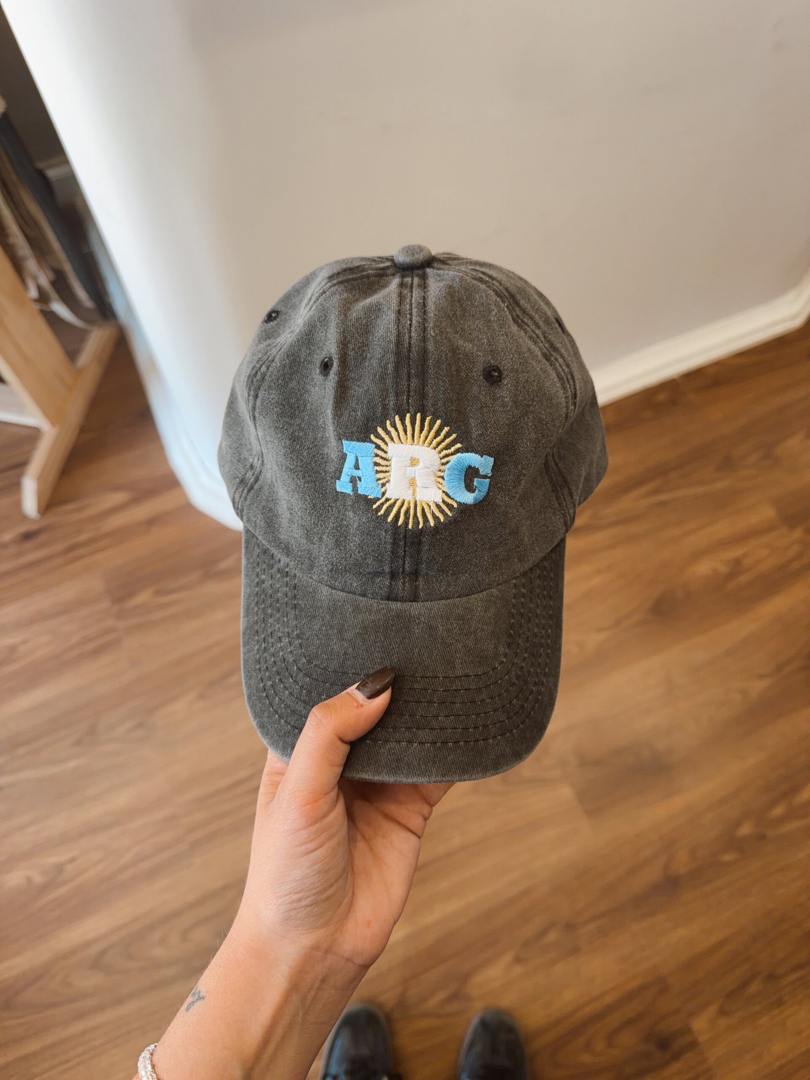 GORRA BORDADA ARG GRIS