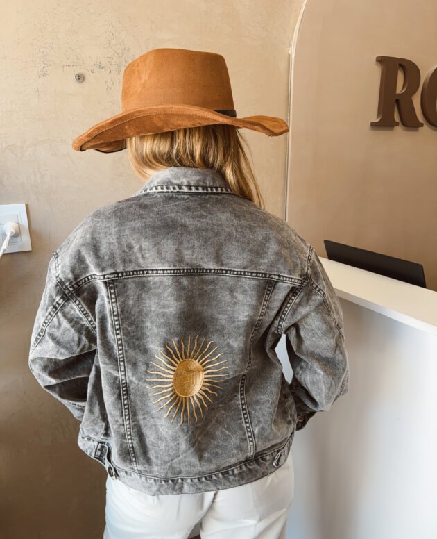 CAMPERA DE JEANS GRIS BORDADA CON CINTURA