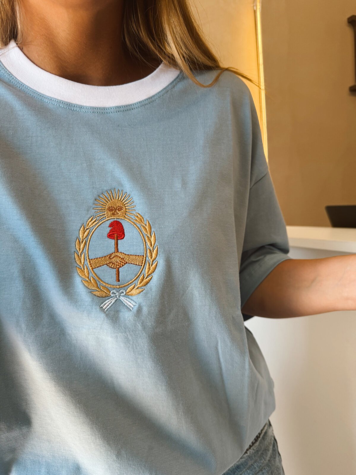 REMERA ALGODON ESCUDO BORDADO CELESTE - Image 2
