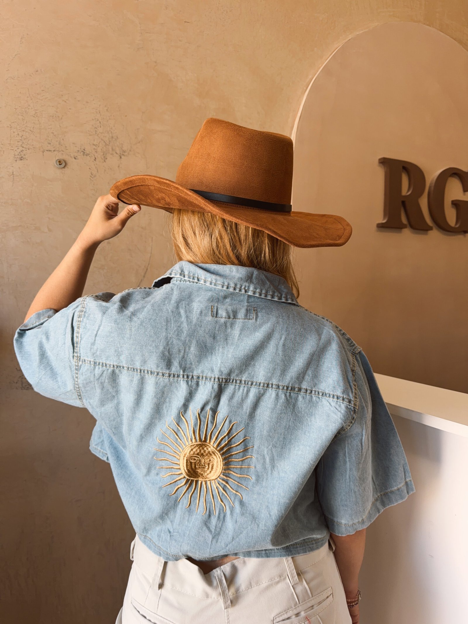 CAMISA JEANS CORTA CELESTE BORDADA