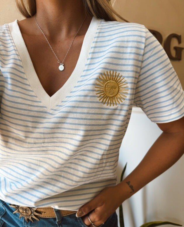REMERA RAYADA ESCOTE V SOL BORDADO