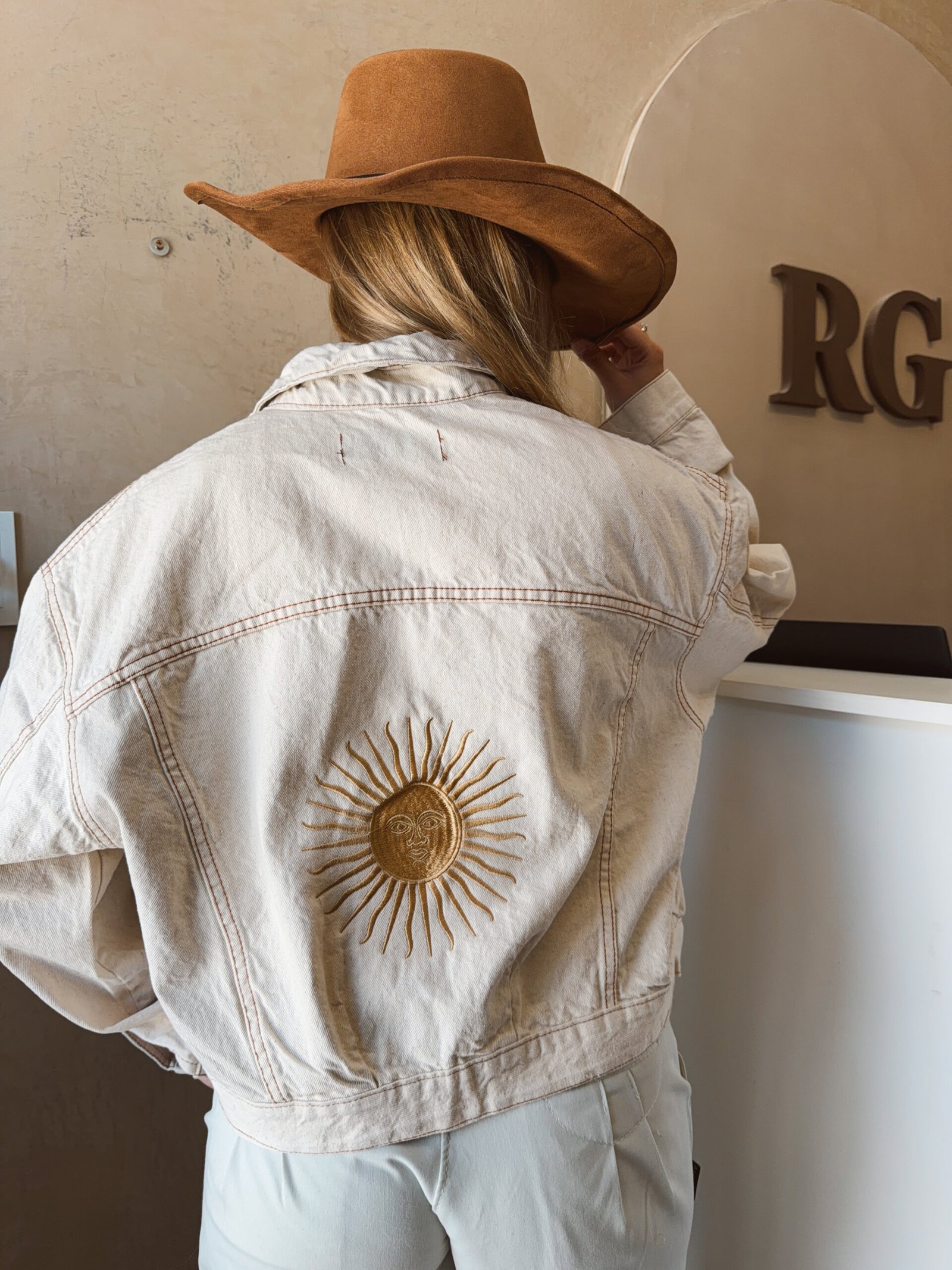 CAMPERA DE JEANS BEIGE CON CINTURA