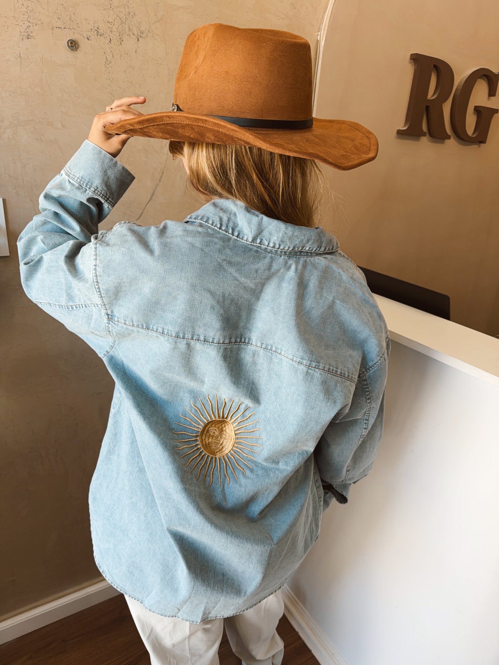 CAMISA JEANS LARGA CELESTE CLARITO BORDADA - Image 3