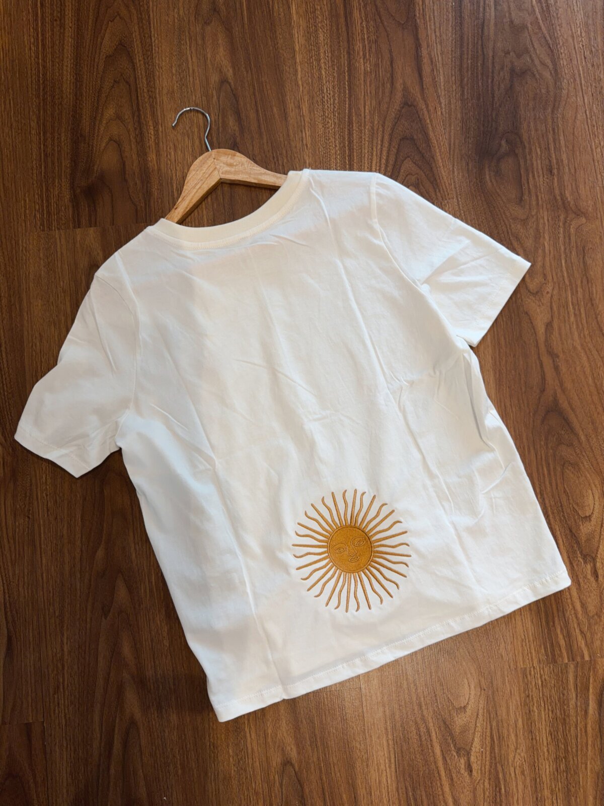 REMERA SOL BORDADA NATURAL