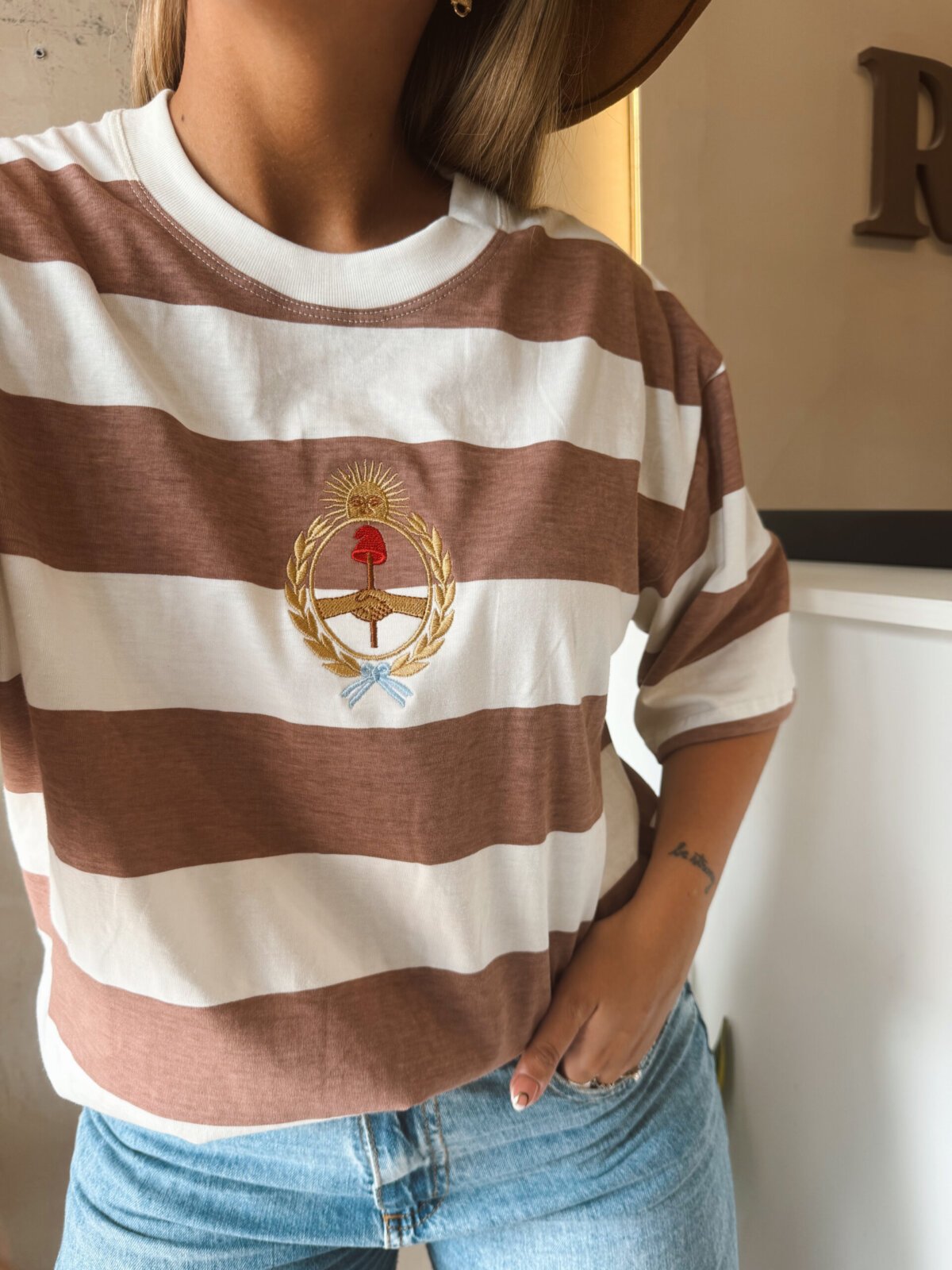 REMERA RAYADA ESCUDO BORDADO MARRON CLARO