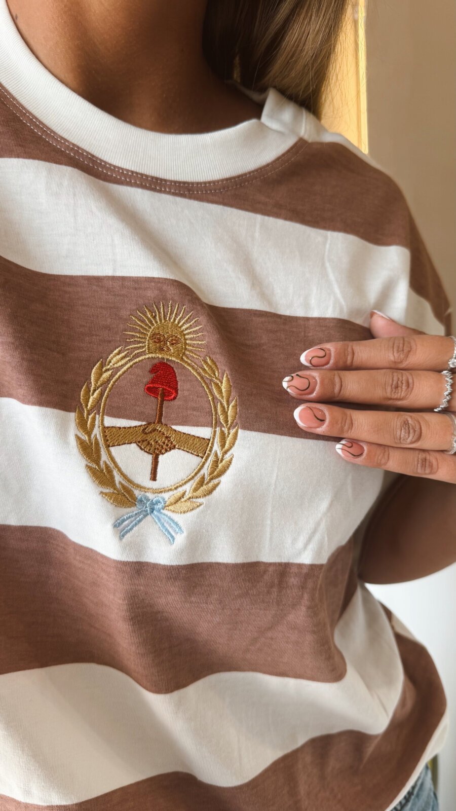 REMERA RAYADA ESCUDO BORDADO MARRON CLARO - Image 3