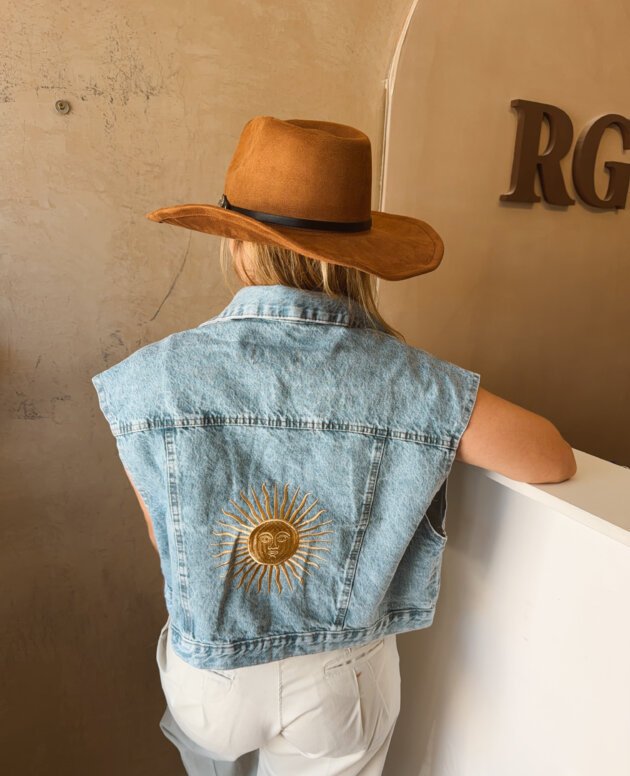 CHALECO DE JEANS BORDADO