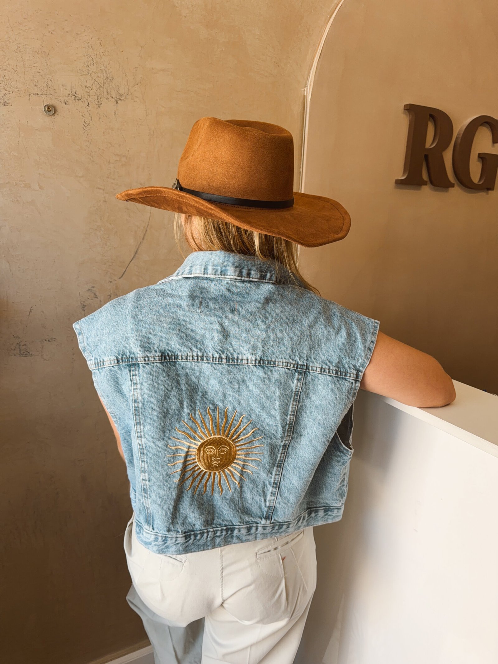 CHALECO DE JEANS BORDADO