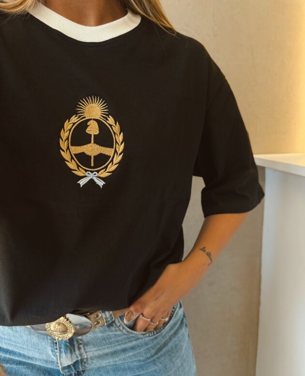 REMERA ALGODON ESCUDO BORDADO NEGRA