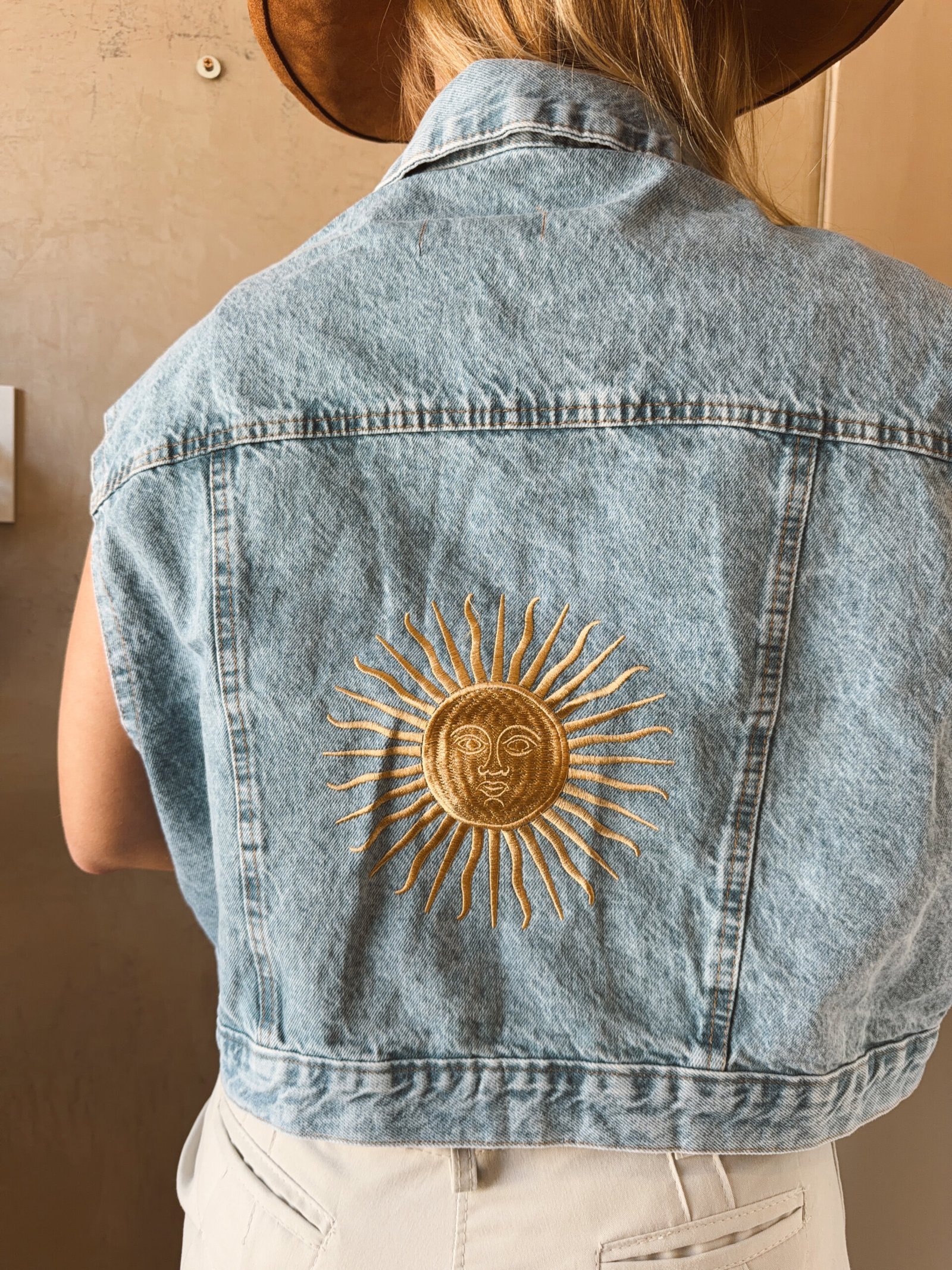 CHALECO DE JEANS BORDADO - Image 3