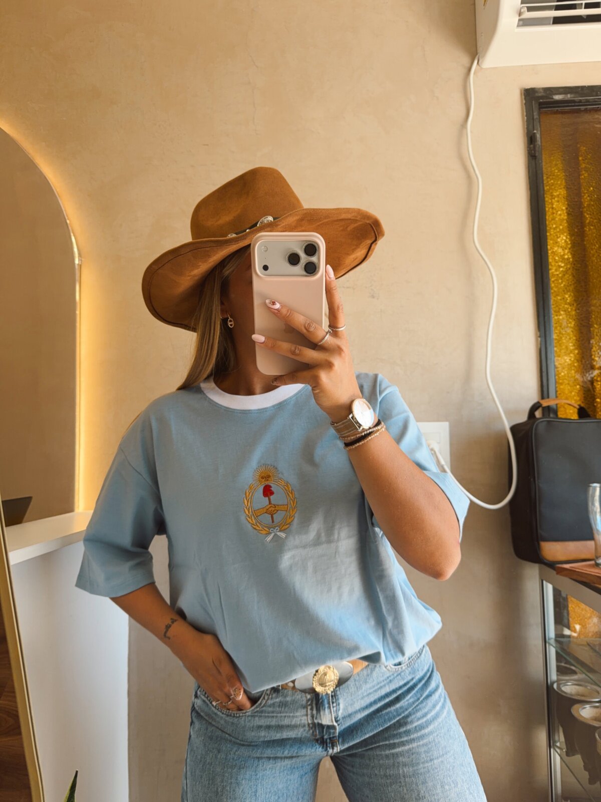 REMERA ALGODON ESCUDO BORDADO CELESTE