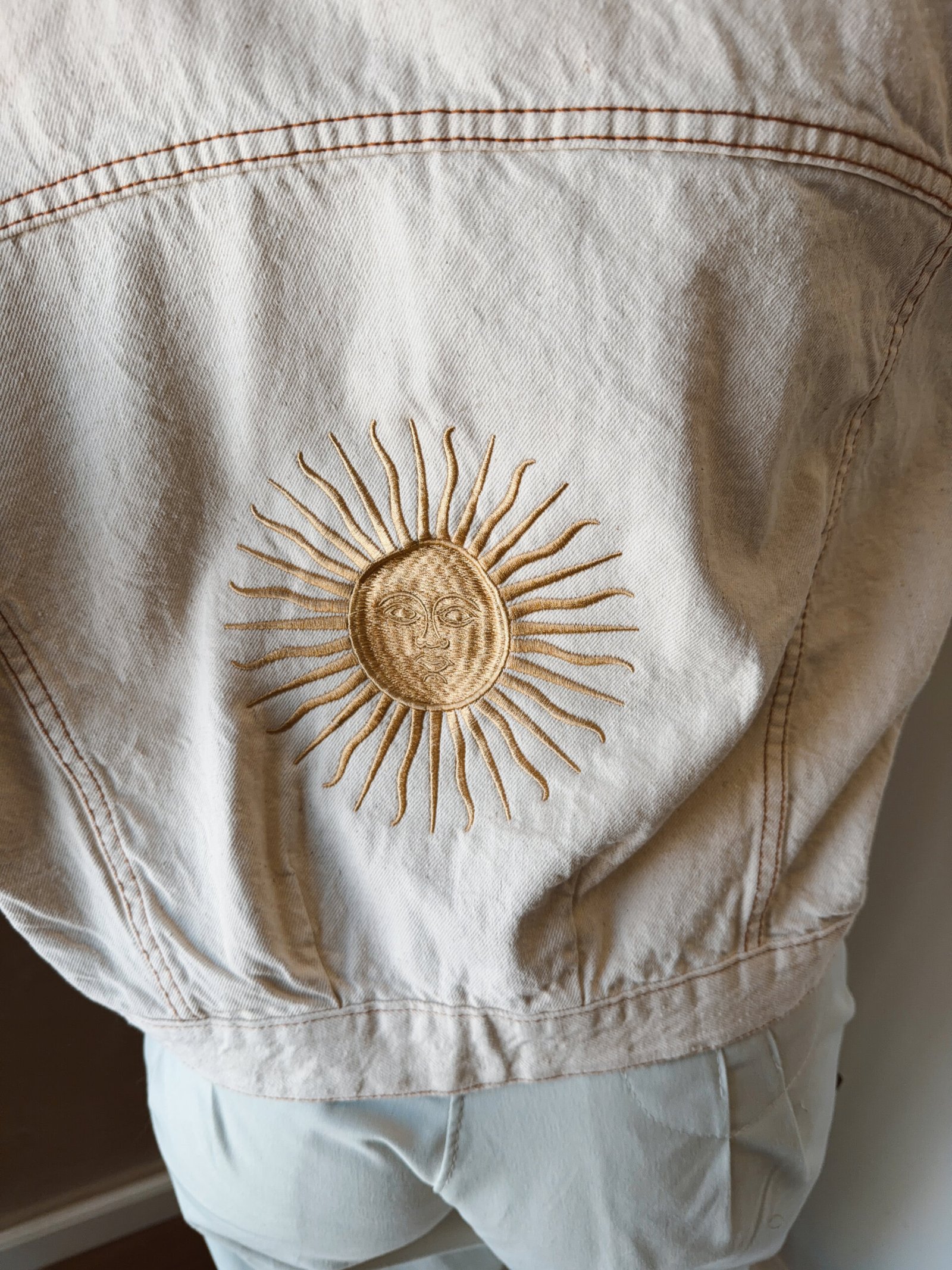 CAMPERA DE JEANS BEIGE CON CINTURA - Image 3