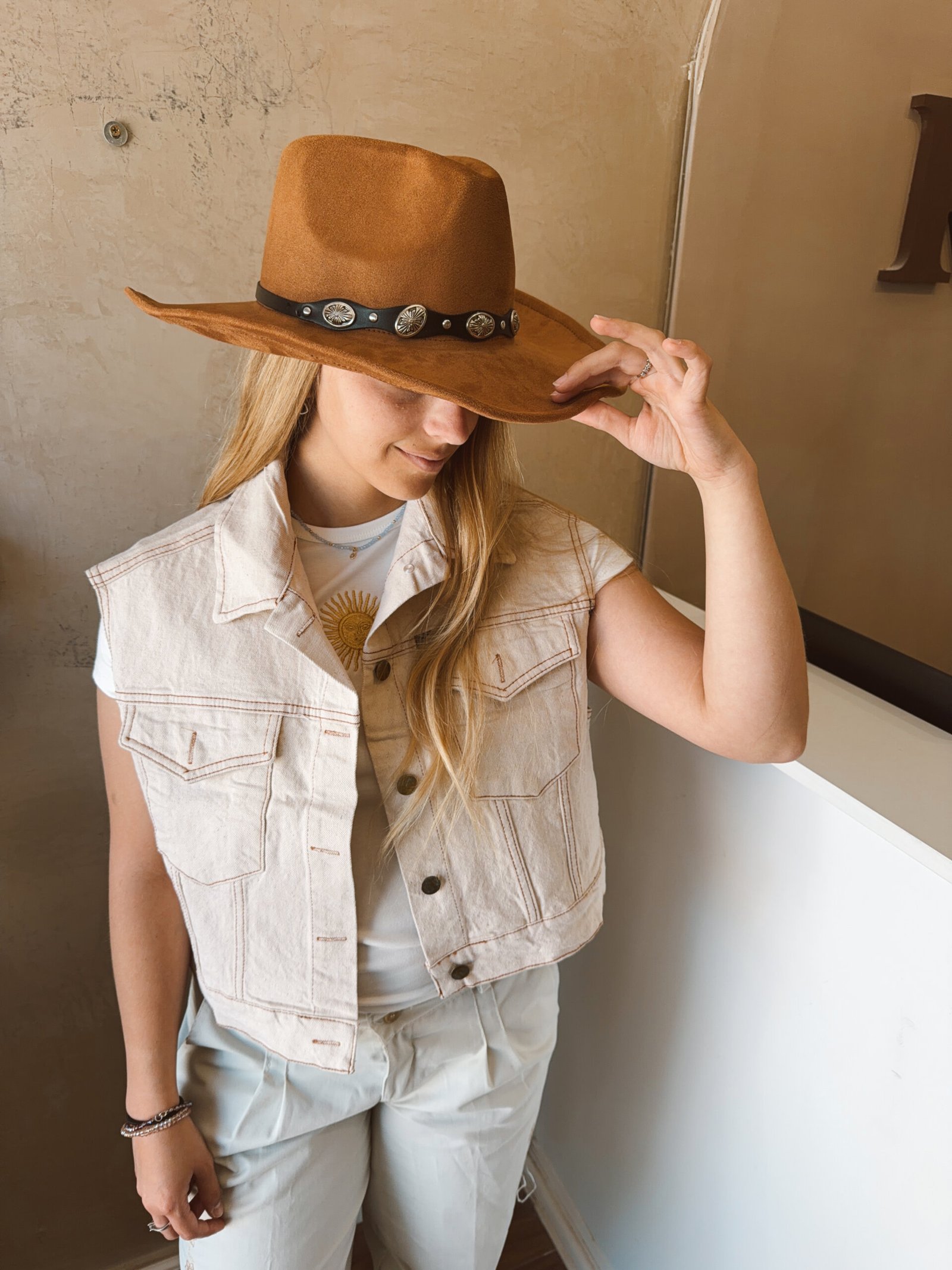 CHALECO DE JEANS BEIGE BORDADO - Image 2