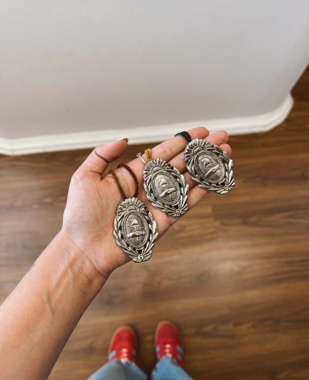 COLLAR ESCUDO PLATEADO