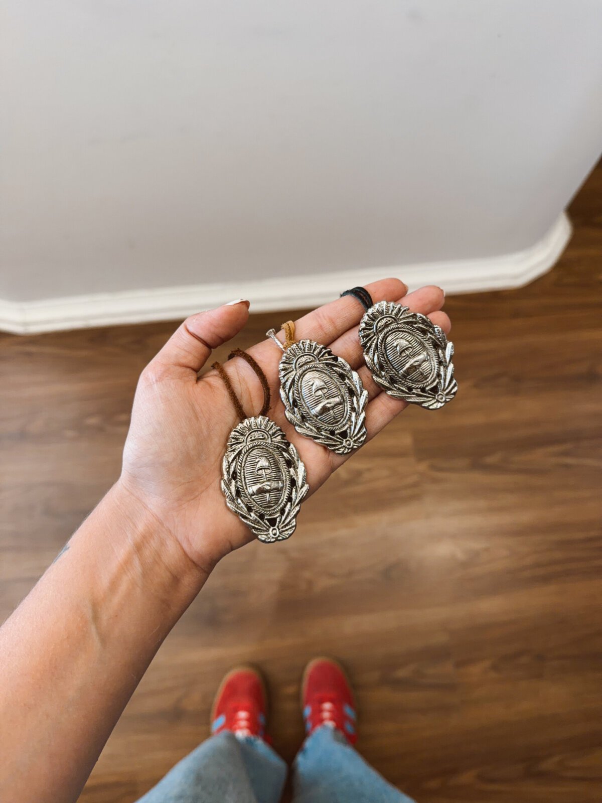 COLLAR ESCUDO PLATEADO