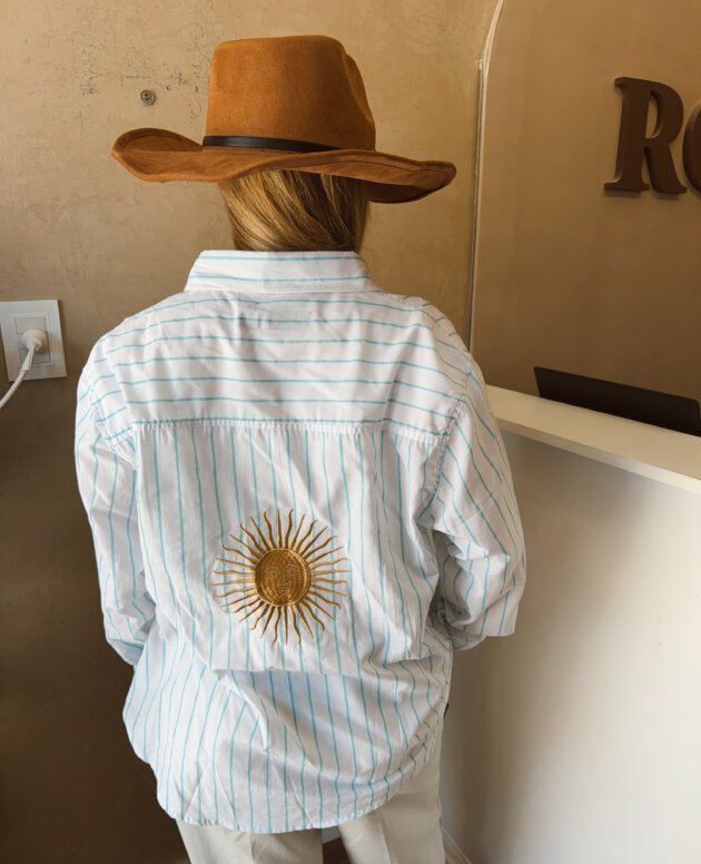 CAMISA RAYADA CELESTE BORDADA