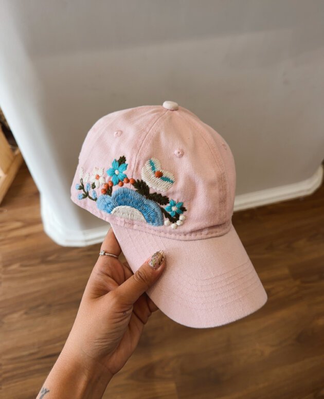 GORRA BORDADA FLORES ROSA