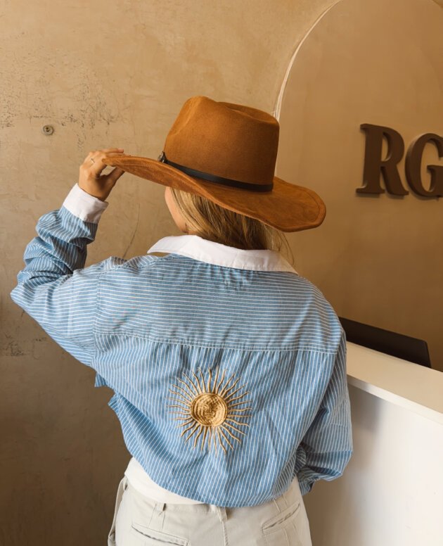 CAMISA RAYADA CORTA CUELLO BLANCO BORDADA
