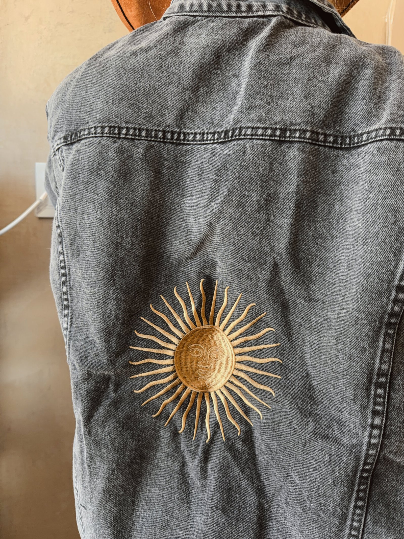 CAMPERA JEANS GRIS BORDADA - Image 2