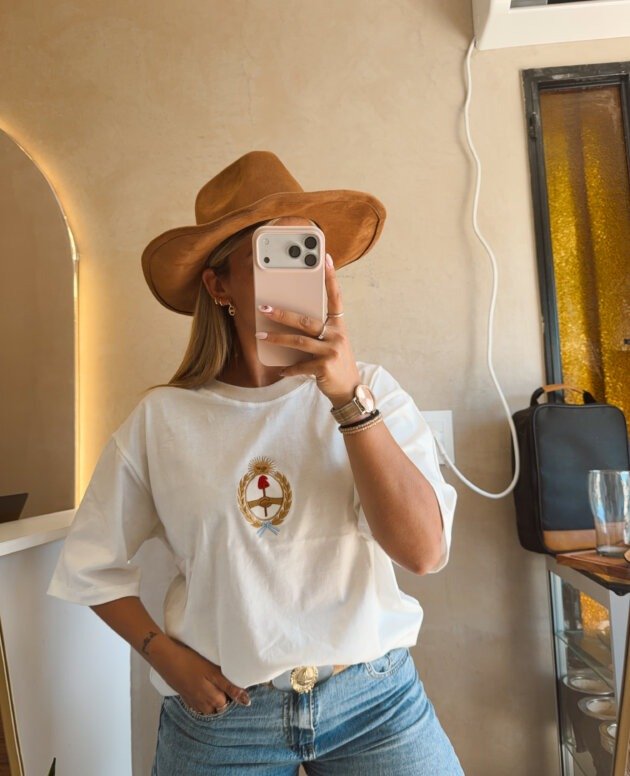 REMERA ALGODON ESCUDO BORDADO NATURAL