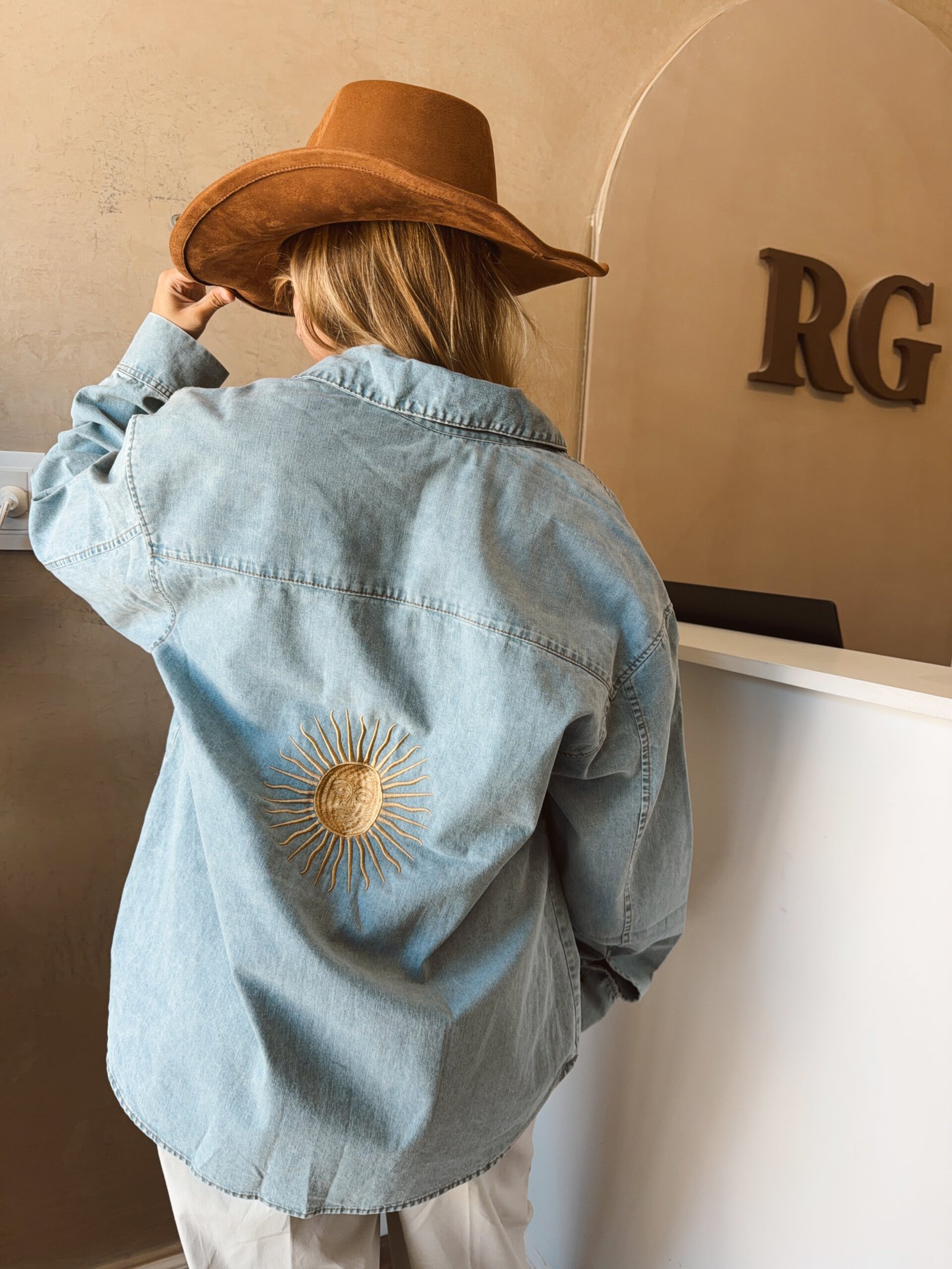 CAMISA JEANS LARGA CELESTE CLARITO BORDADA