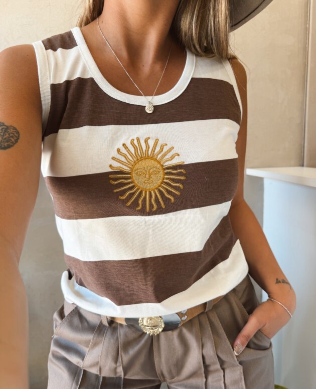 MUSCULOSA RAYADA BORDADA MARRON