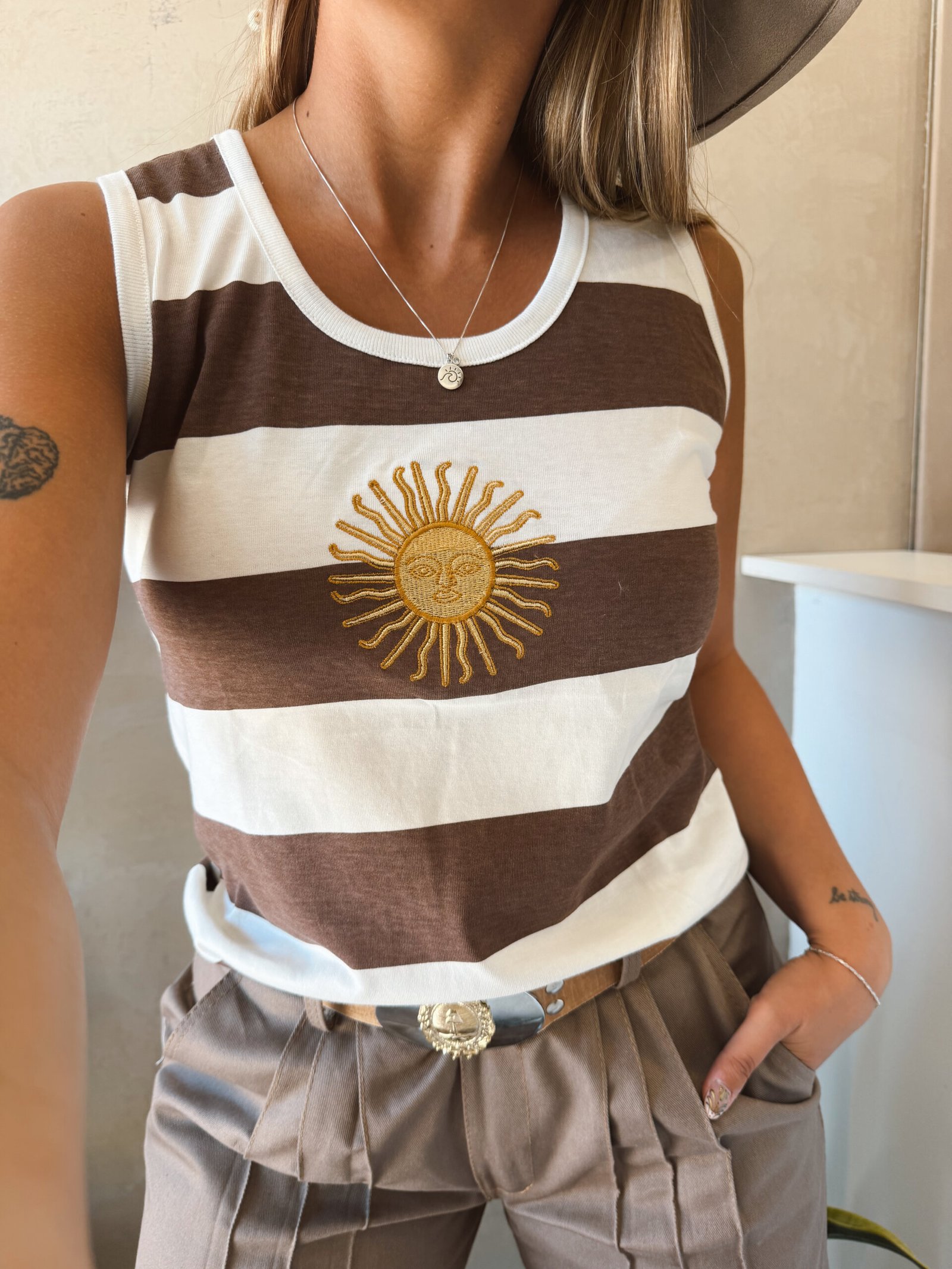 MUSCULOSA RAYADA BORDADA MARRON
