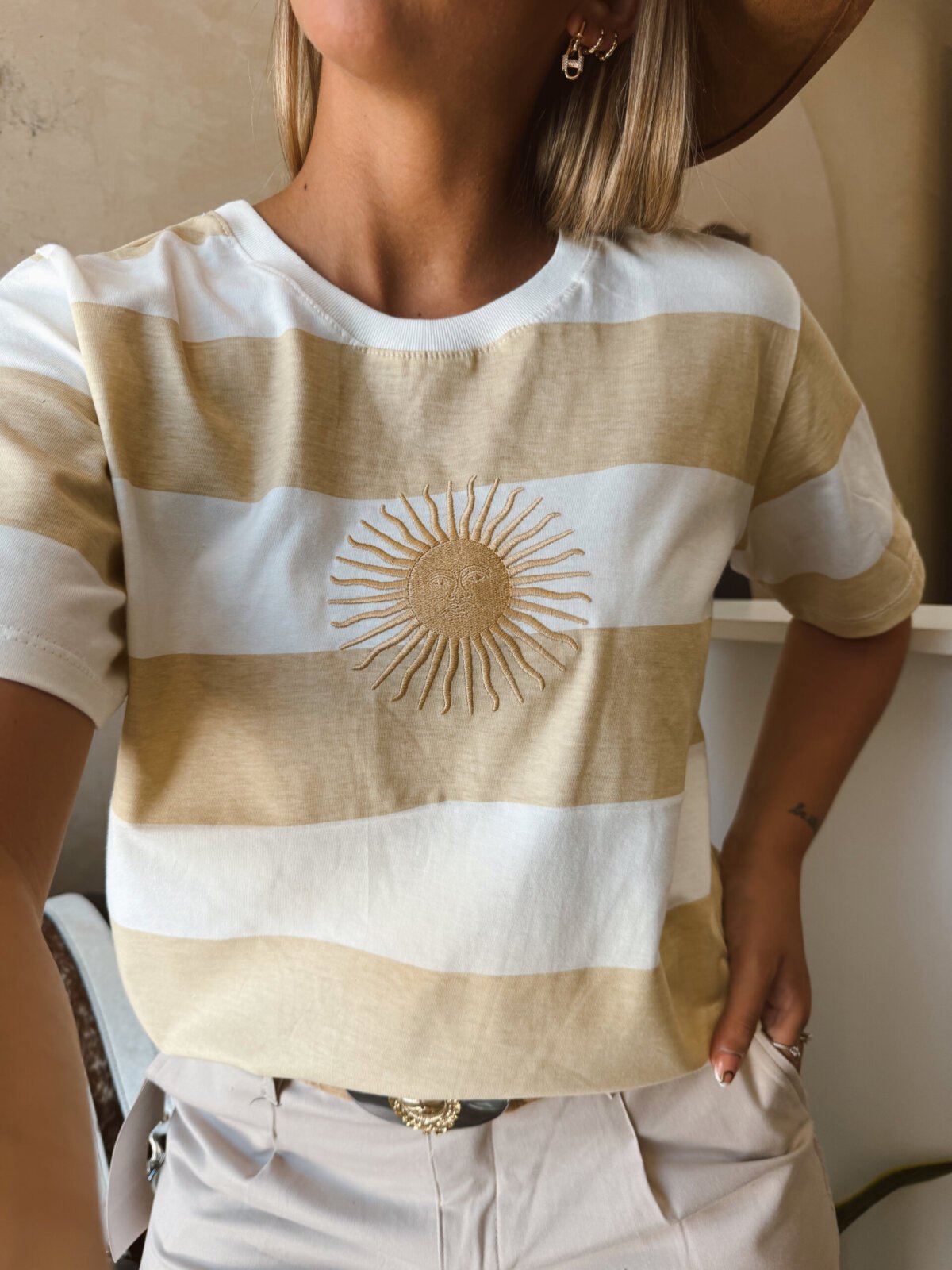 REMERA BEIGE RAYADA SOL BORDADO
