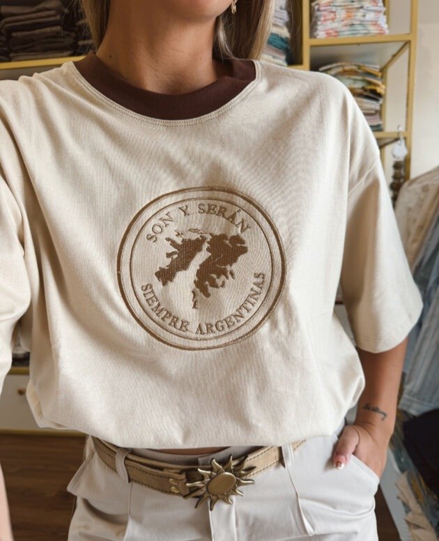 REMERA MALVINAS BEIGE BORDADA