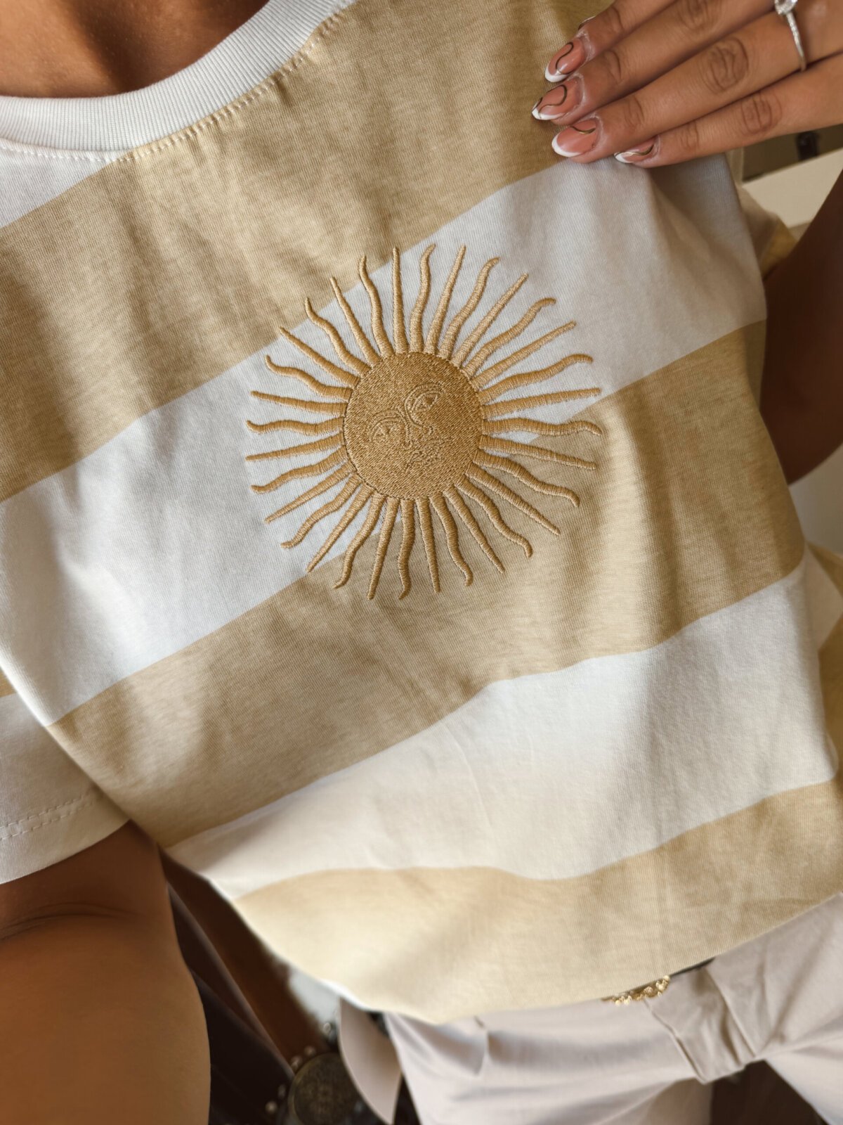 REMERA BEIGE RAYADA SOL BORDADO - Image 2