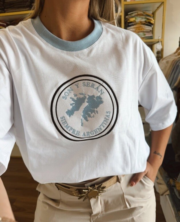 REMERA MALVINAS BLANCA BORDADA