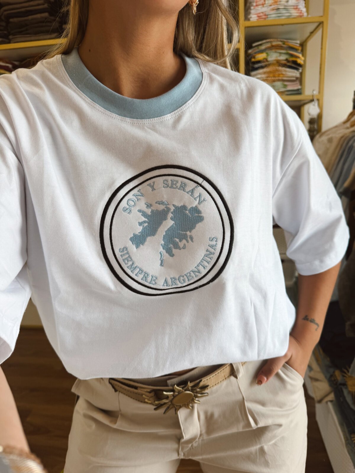 REMERA MALVINAS BLANCA BORDADA