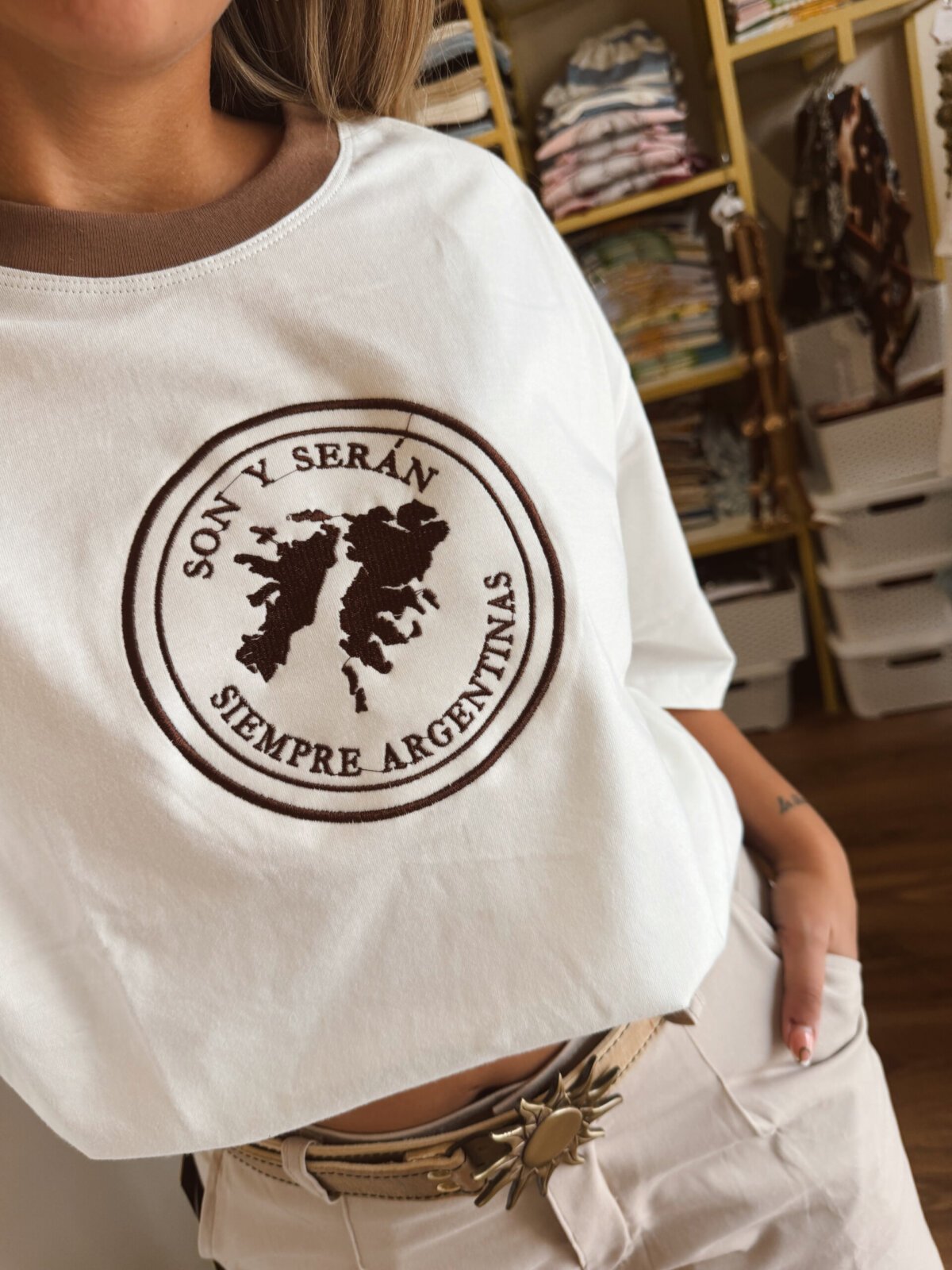 REMERA MALVINAS NATURAL BORDADA - Image 2