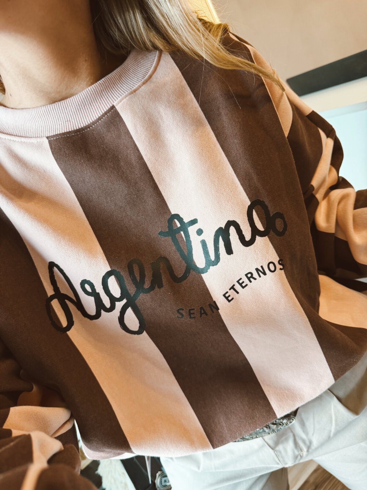 BUZO SEAN ETERNOS CHOCOLATE Y ROSA - Image 3