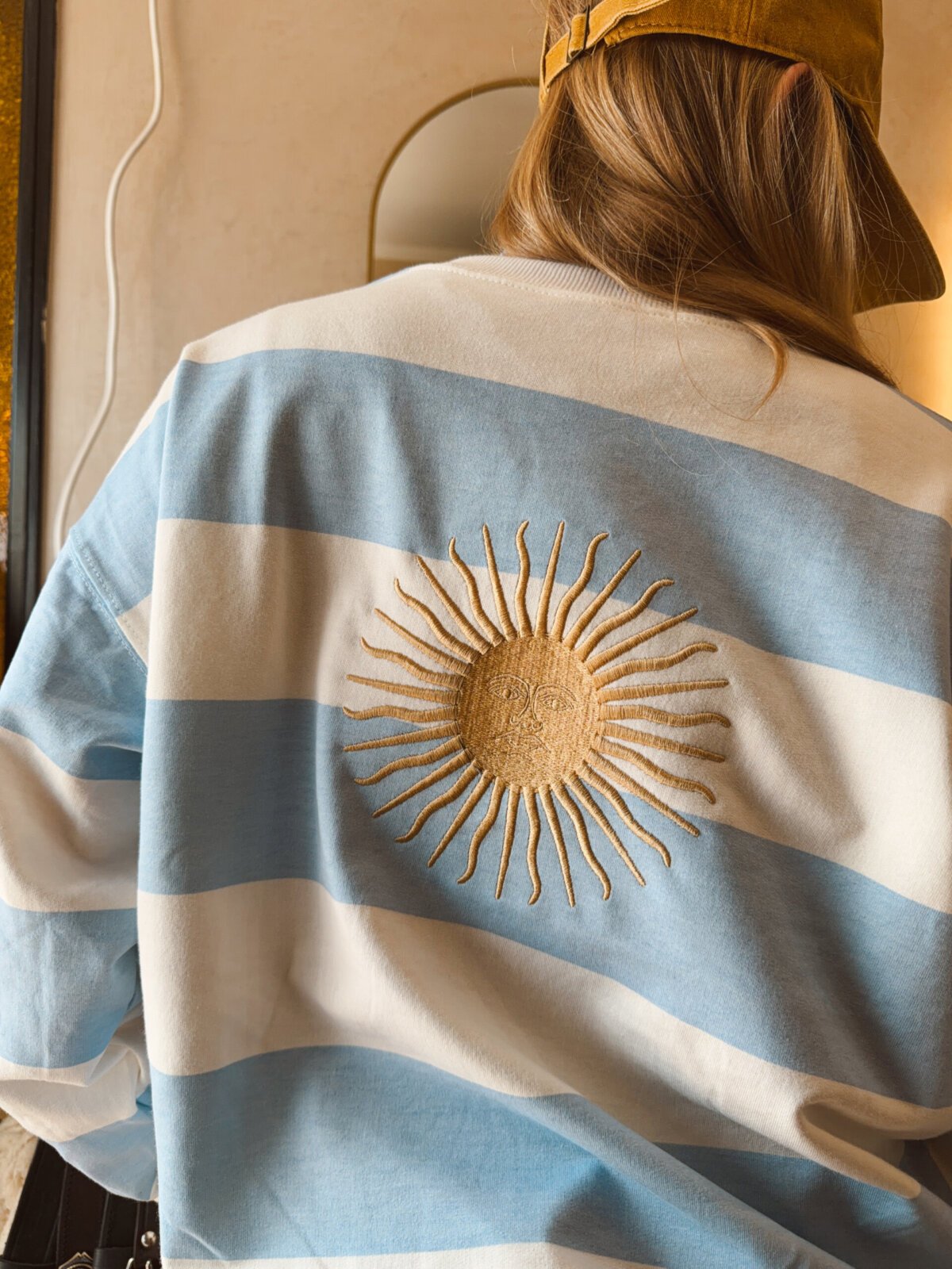 BUZO RAYADO CELESTE SOL BORDADO ESPALDA