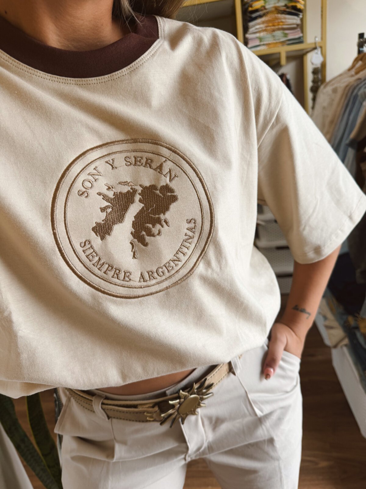 REMERA MALVINAS BEIGE BORDADA - Image 2
